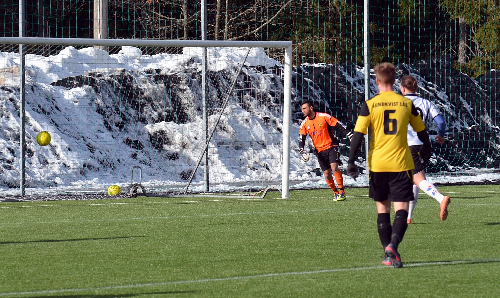 2013_0303_31.JPG - Sebastian Fahlberg (utanför bild) skjuter från distans in 3-0 till Södra i slutet av 1:a halvlek