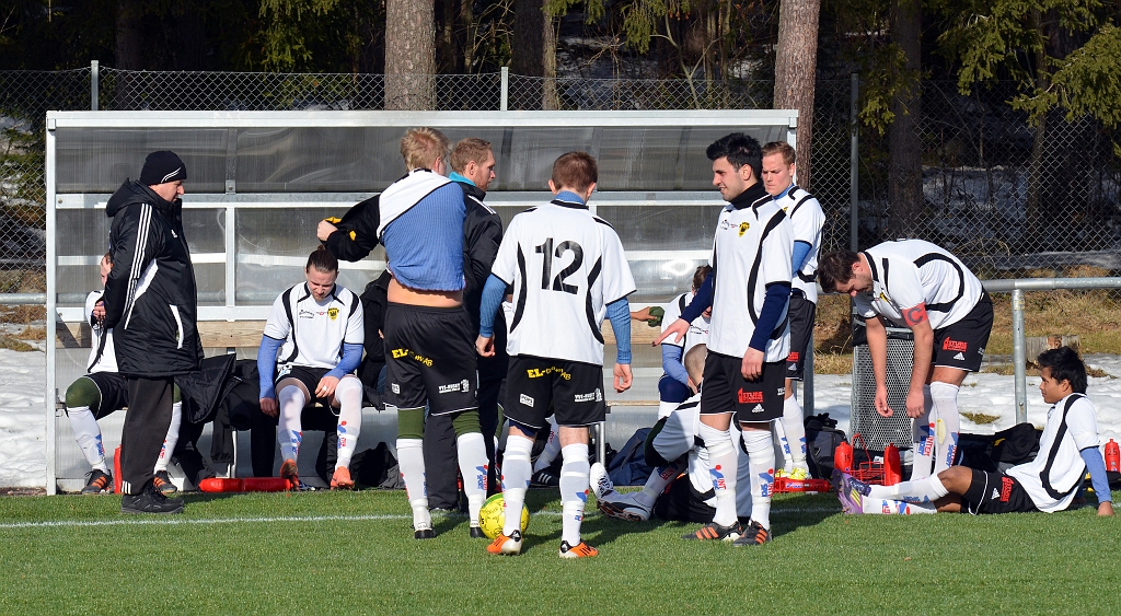 2013_0303_33.JPG - Paus och en del byten till 2:a halvlek görs