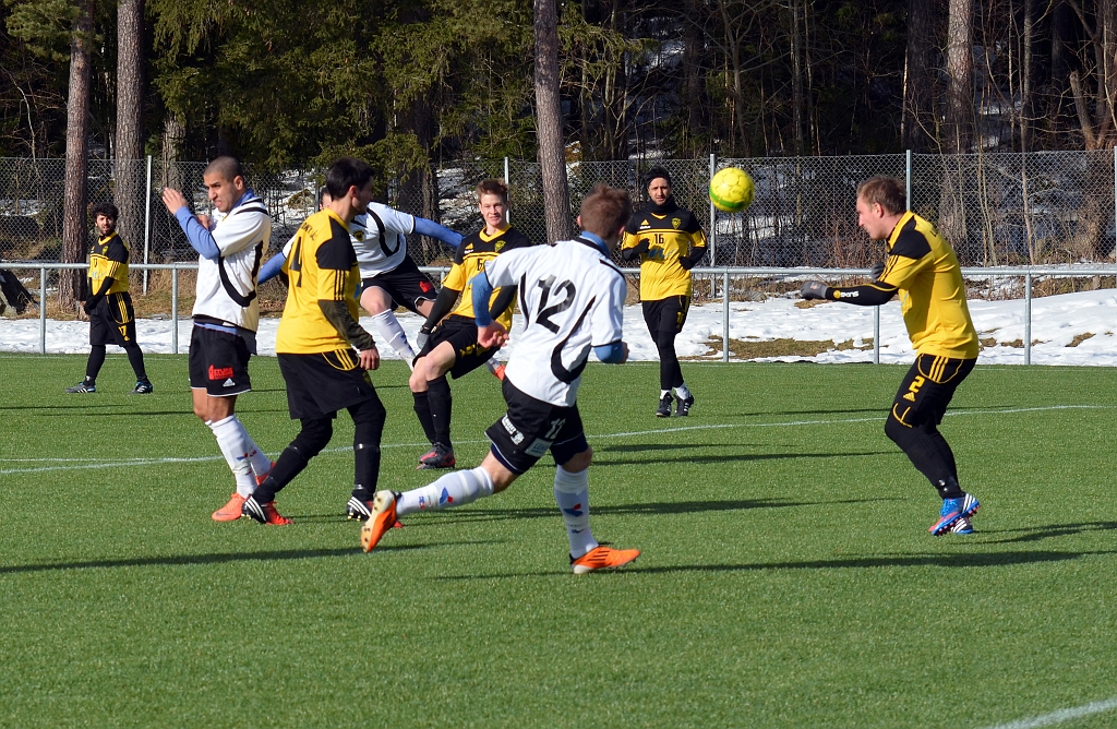2013_0303_34.JPG - Brandon Wade i läge om bollen går igenom