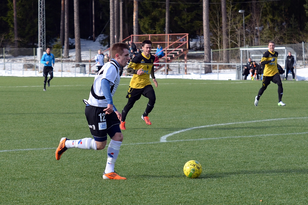 2013_0303_36.JPG - Brandon Wade är på väg in i straffområdet . . .