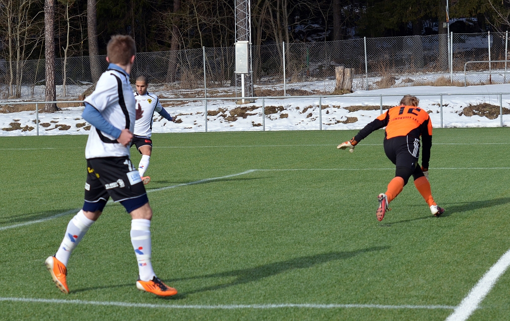 2013_0303_37.JPG - . . . han spelar bollen snett inåt till Hazhar Qorbani . . .