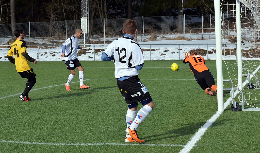 2013_0303_38.JPG - . . . han skjuter mot öppet mål, men Dingtunas målvakt gör en fantastisk räddning