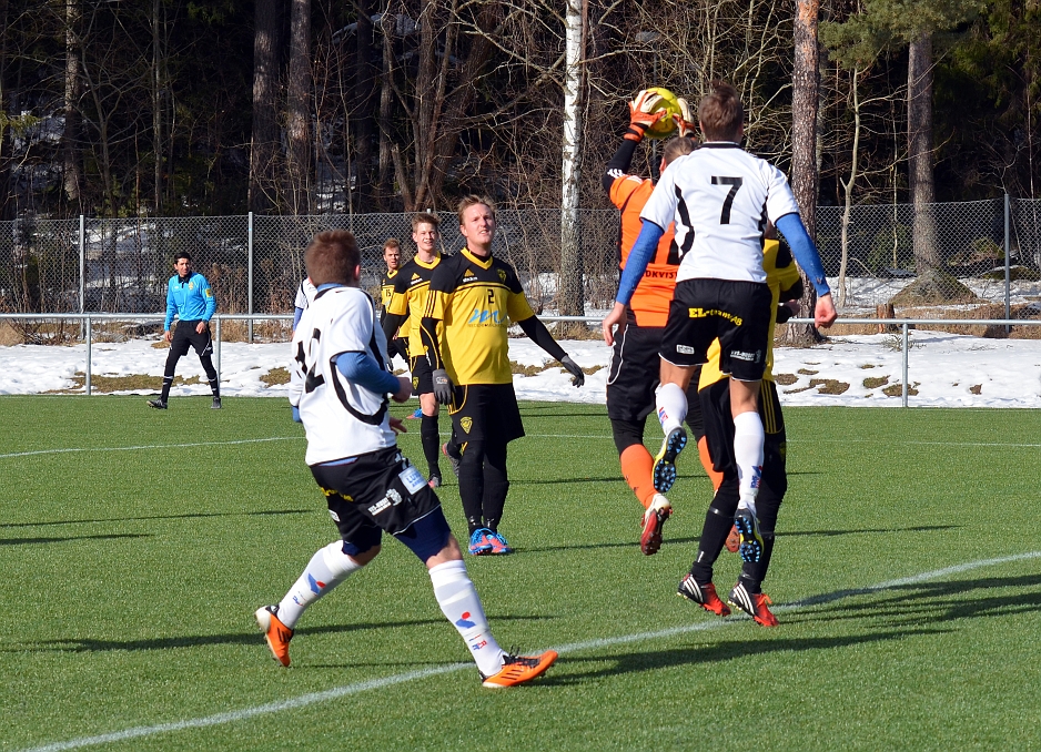 2013_0303_39.JPG - Dingtunas målvakt går upp och plockar in bollen efter en frispark