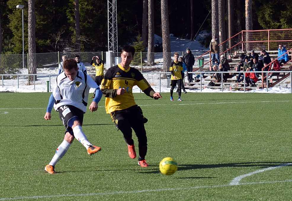 2013_0303_40.JPG - Brandon Wade skjuter från ett bra läge . . .