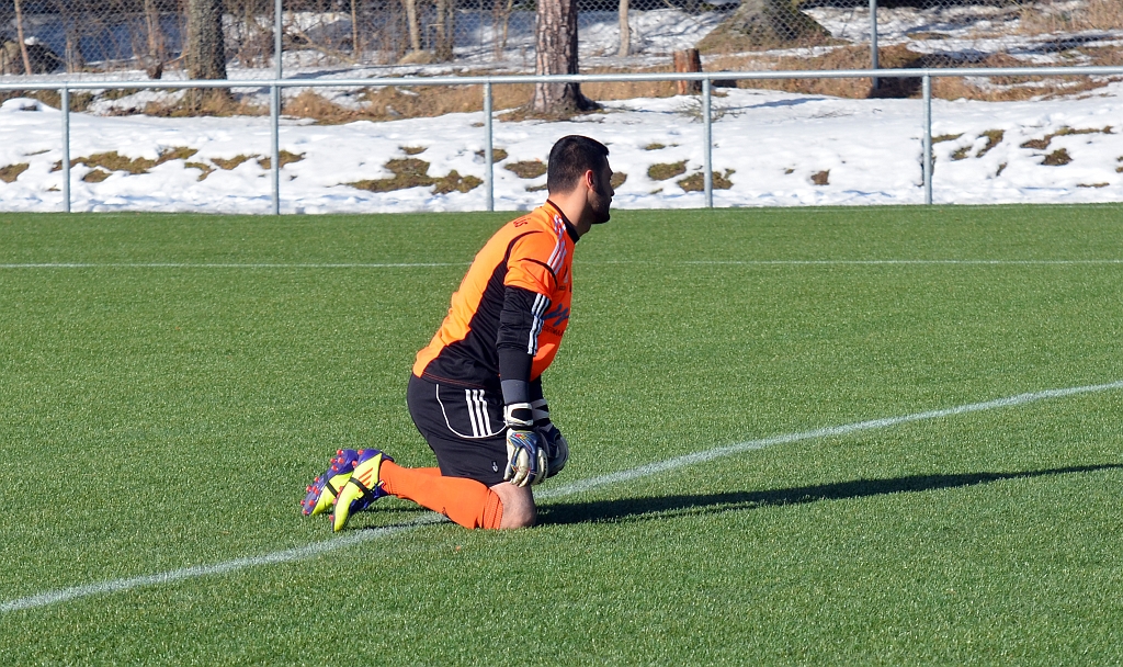 2013_0303_41.JPG - . . . och Dingtunas målvakt får se bollen gå i mål, 4-0 till Södra genom Brandon Wade