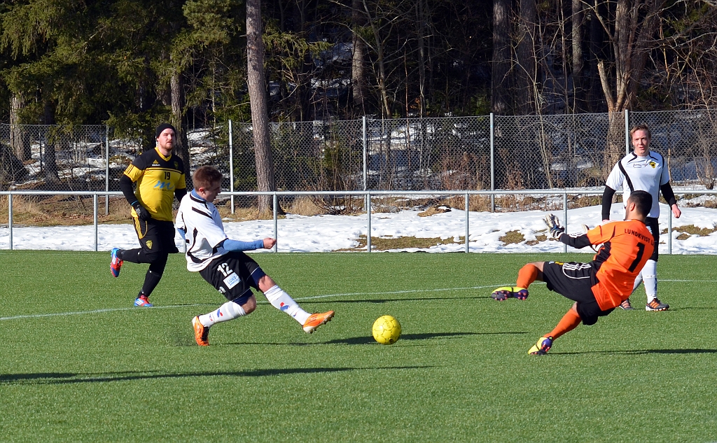 2013_0303_43.JPG - . . . målvakten täcker en sida men Brandon slår bollen på andra sidan . . .