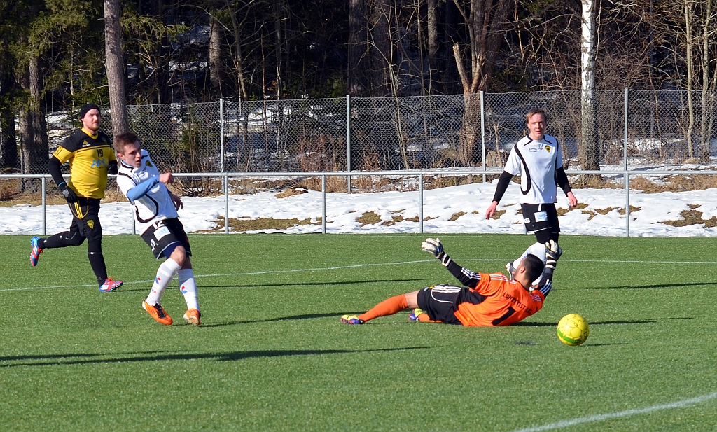 2013_0303_44.JPG - . . . och bollen är på väg mot ett öppet mål . . .