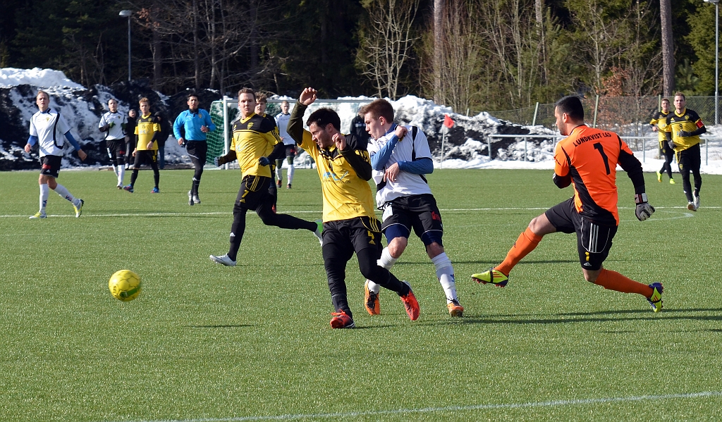 2013_0303_47.JPG - Dingtunas målvakt en bit utanför straffområdet och slår undan bollen