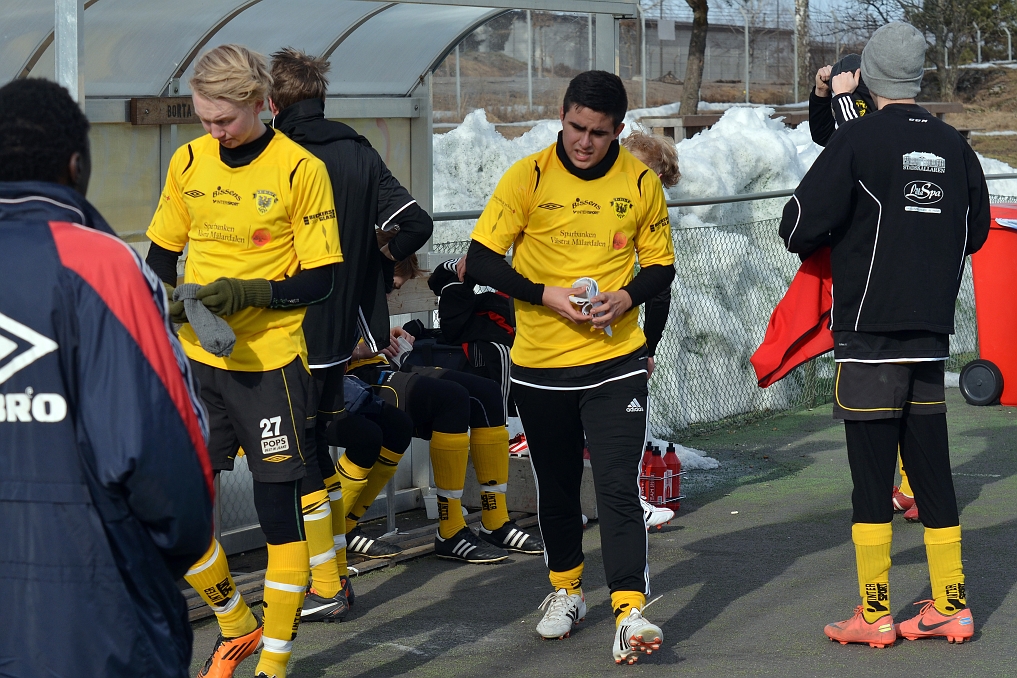 2013_0329_01.JPG - Förberedelse inför avspark