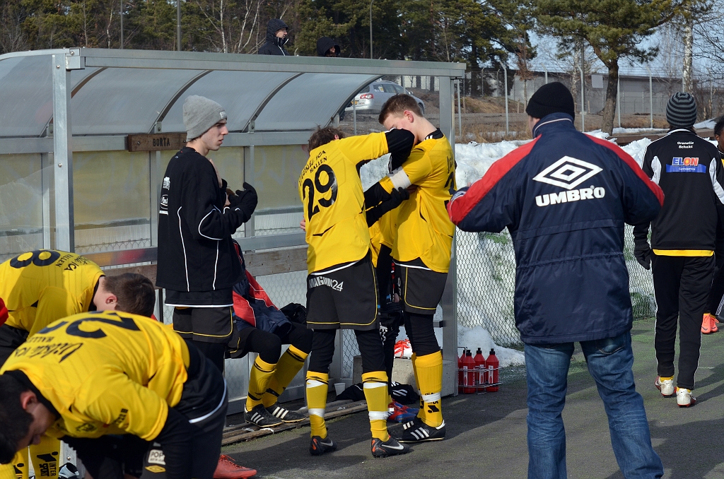 2013_0329_02.JPG - Förberedelse inför avspark