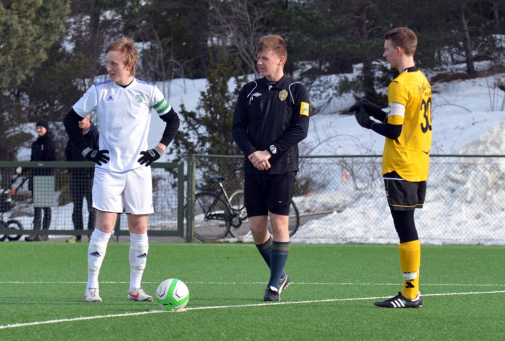 2013_0329_03.JPG - Domaren väntar på att alla skall bli klara för avspark