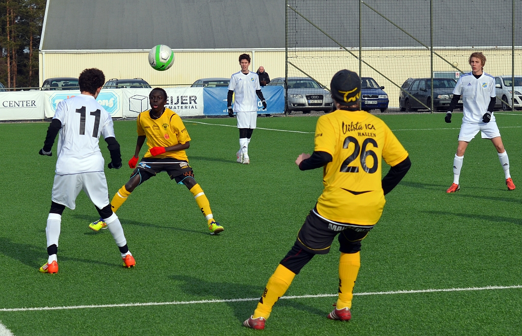 2013_0329_04.JPG - Davidi Johns är lite avvaktande om var bollen kommer att nickas