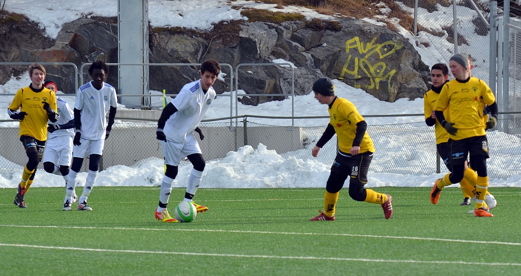 2013_0329_05.JPG - Jacob Larsson är på väg fram för att sätta press på bollhållaren
