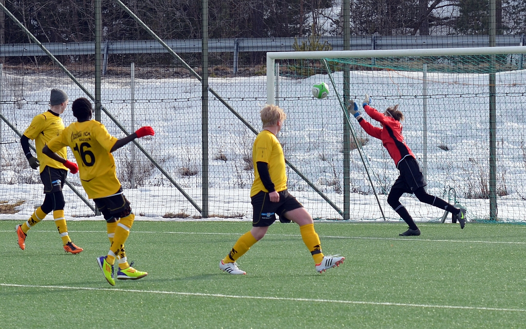 2013_0329_06.JPG - Jocke Larsson gör en bra räddning på skott utifrån