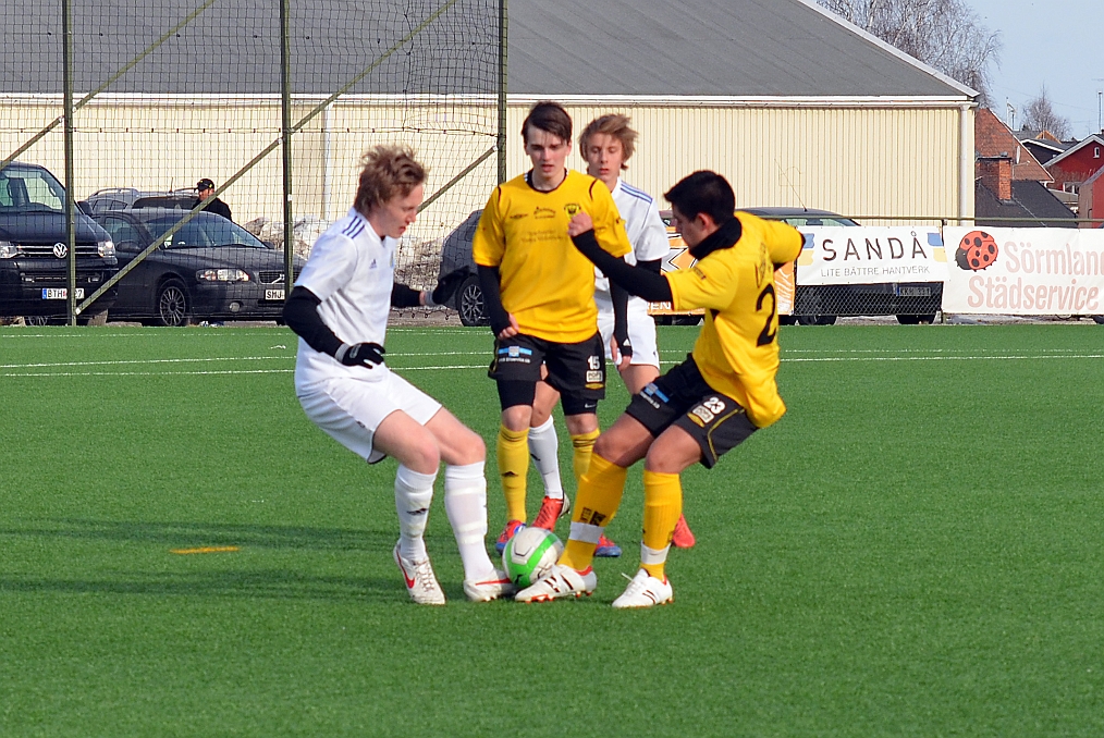 2013_0329_07.JPG - Allesandro Mina i närkamp om bollen på mitten