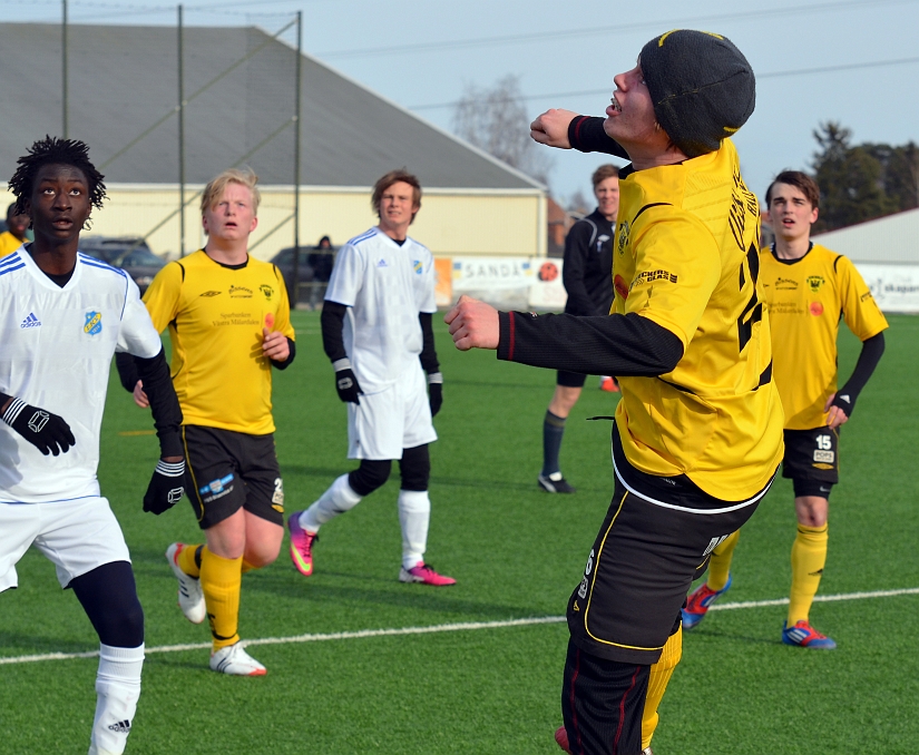 2013_0329_08.JPG - Jacob Larsson nickar bollen till inkast