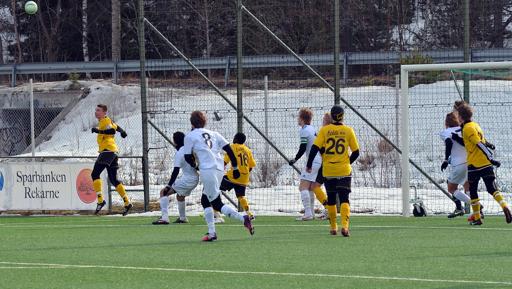 2013_0329_09.JPG - Jakob Stjernfeldt nickar undan bollen efter en hörna