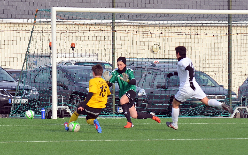 2013_0329_11.JPG - . . . . målvakten kommer ut och stör Semir . . . .