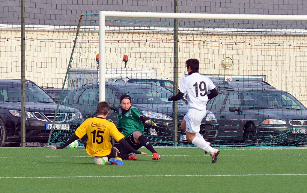 2013_0329_12.JPG - . . . . Semir blir sittande på bollen . . . .