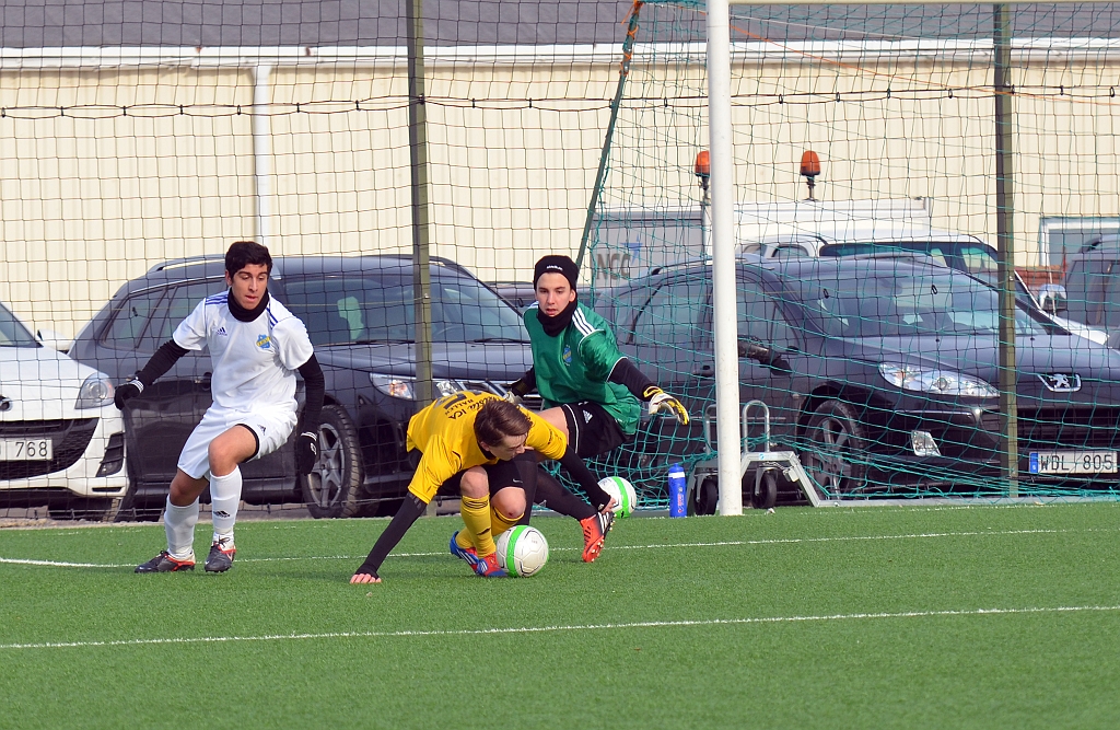 2013_0329_13.JPG - . . . . han kommer upp och chansen tycks finnas kvar . . . .