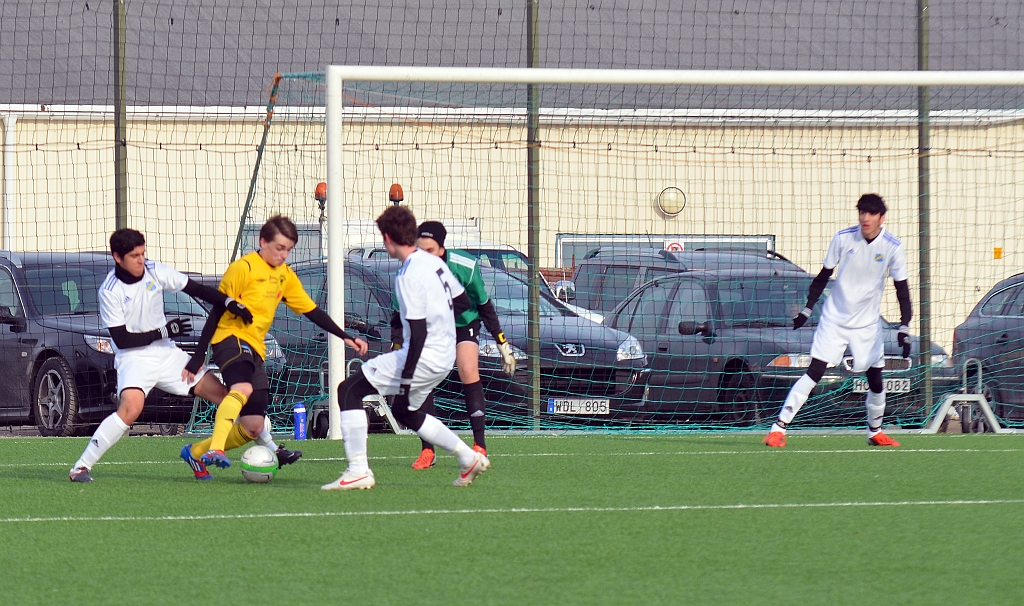 2013_0329_14.JPG - . . . . men nu har försvararna hunnit tillbaka . . . .