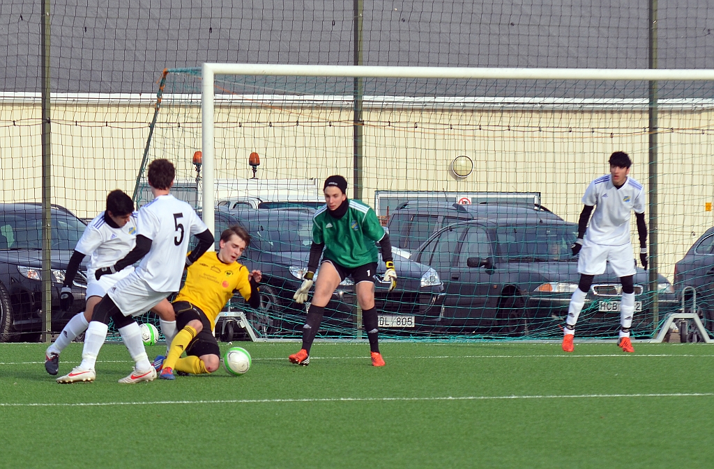 2013_0329_15.JPG - . . . . det slutar med att Semir blir av med bollen.