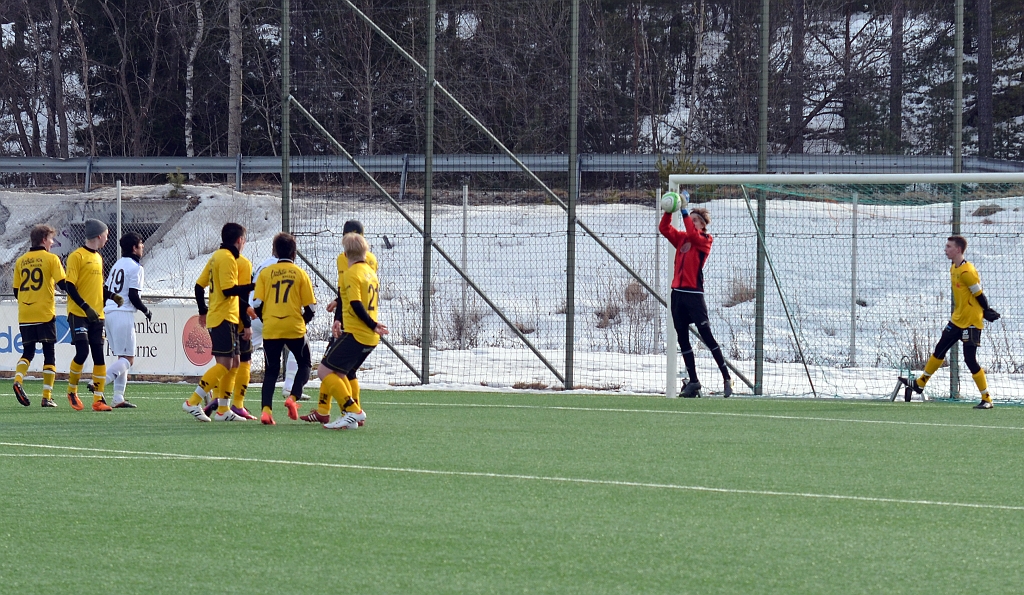 2013_0329_16.JPG - Jocke står bra placerad vid frisparken och plockar enkelt in bollen