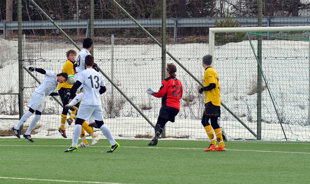 2013_0329_17.JPG - Försvaret håller undan vid en farlig chans för IK Viljan