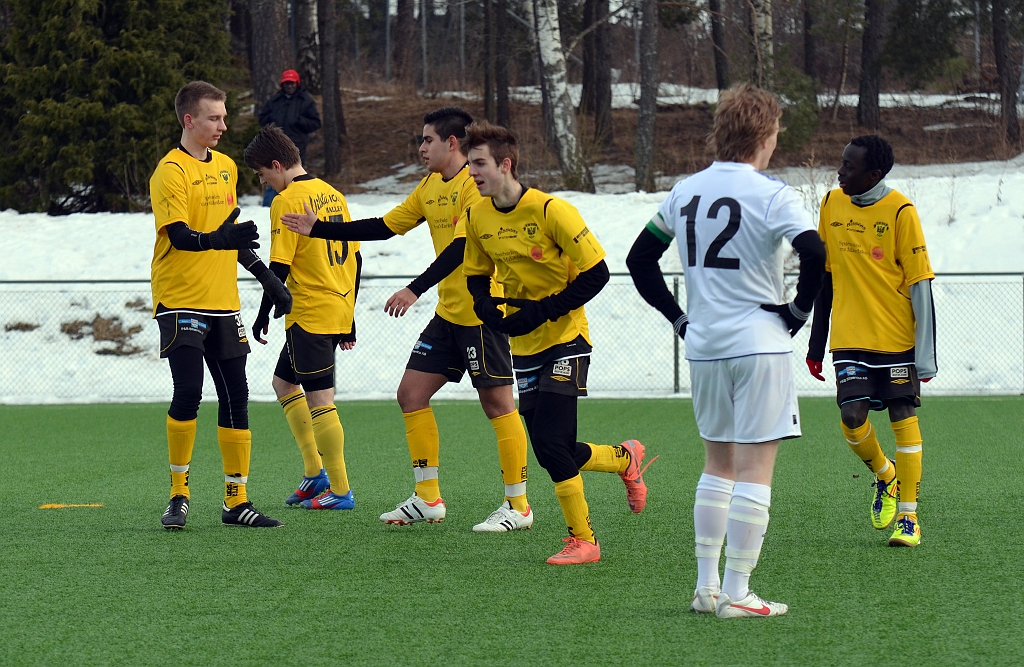 2013_0329_19.JPG - Södra har reducerat till 2-1 på ett skott utifrån av Allesandro Mina