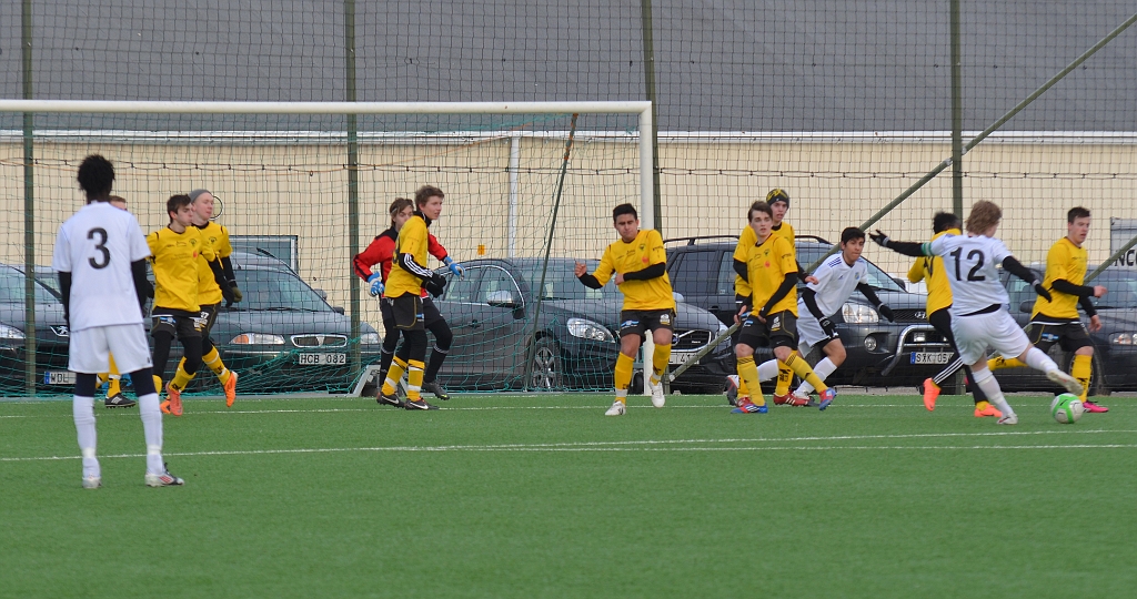 2013_0329_20.JPG - Farligt läge efter en frispark för IK Viljan