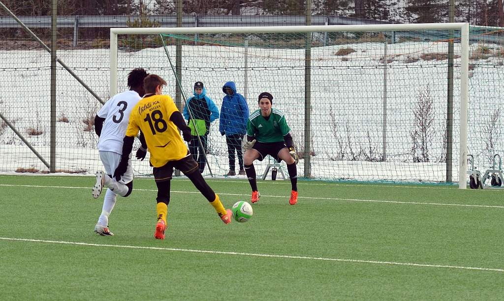 2013_0329_21.JPG - Bra läge för Benjamin Demirovic men bollen går utanför målet