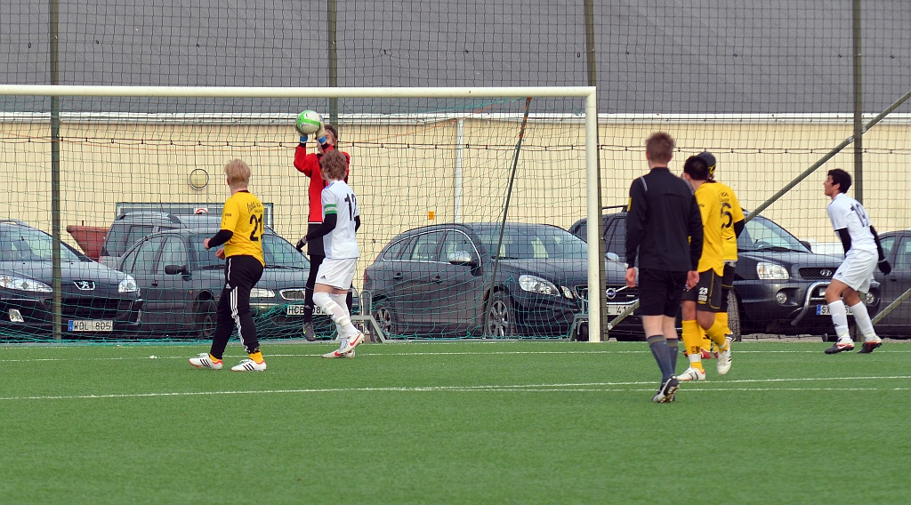 2013_0329_22.JPG - Jocke Larsson gör ytterligare en bra räddning