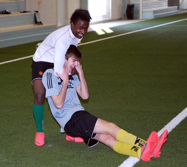 2013_0330_09.JPG - Samuel och Benji roar sig