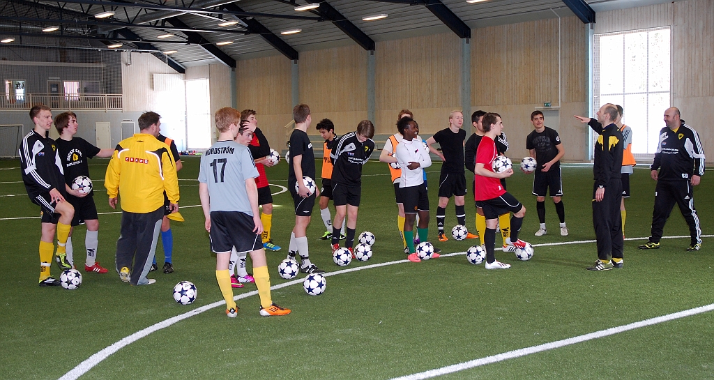 2013_0330_12.JPG - Förberedelse inför straffsparkstävling