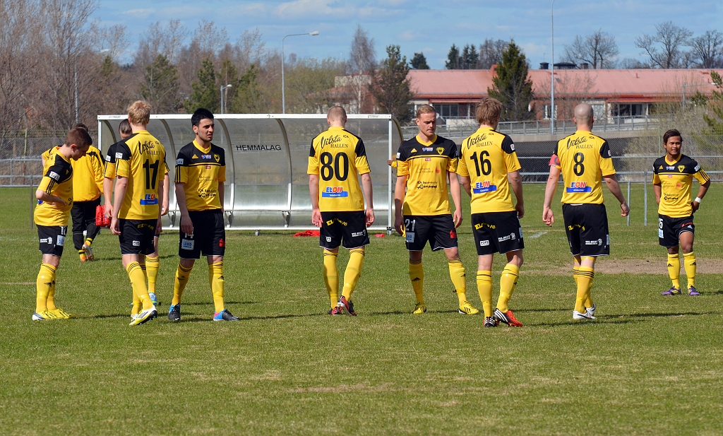 2013_0505_01.JPG - Uppladdning precis före matchstart, Filip Stjernfeldt kommer att spel i tröja nr.80 hela säsongen, i och med att föreningen firar 80 år