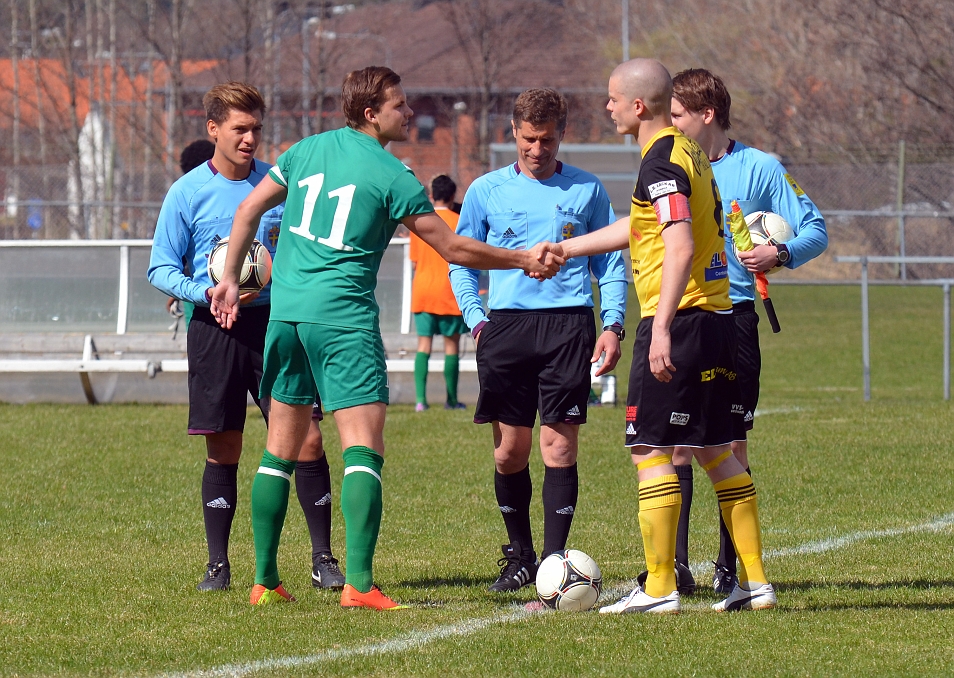 2013_0505_02.JPG - Lagkaptenerna hälsar på varandra och på domarna