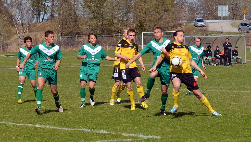 2013_0505_03.JPG - Frispark där bollen går mot Emil Viborg