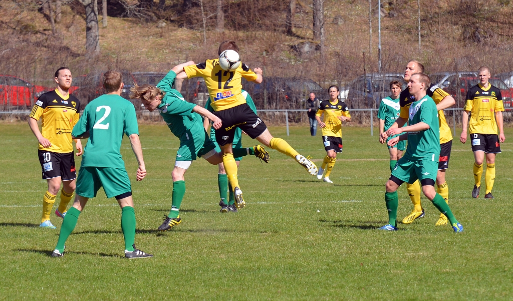 2013_0505_04.JPG - Brandon Wade i kamp om bollen med Irstaspelare