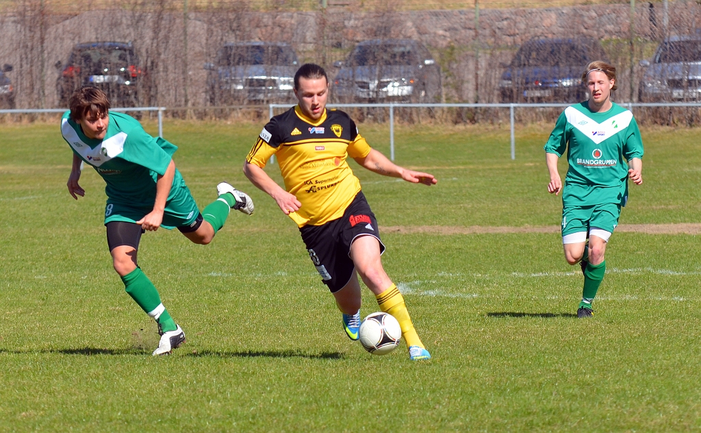 2013_0505_05.JPG - Emil Viborg driver fram bollen mot motståndarmålet