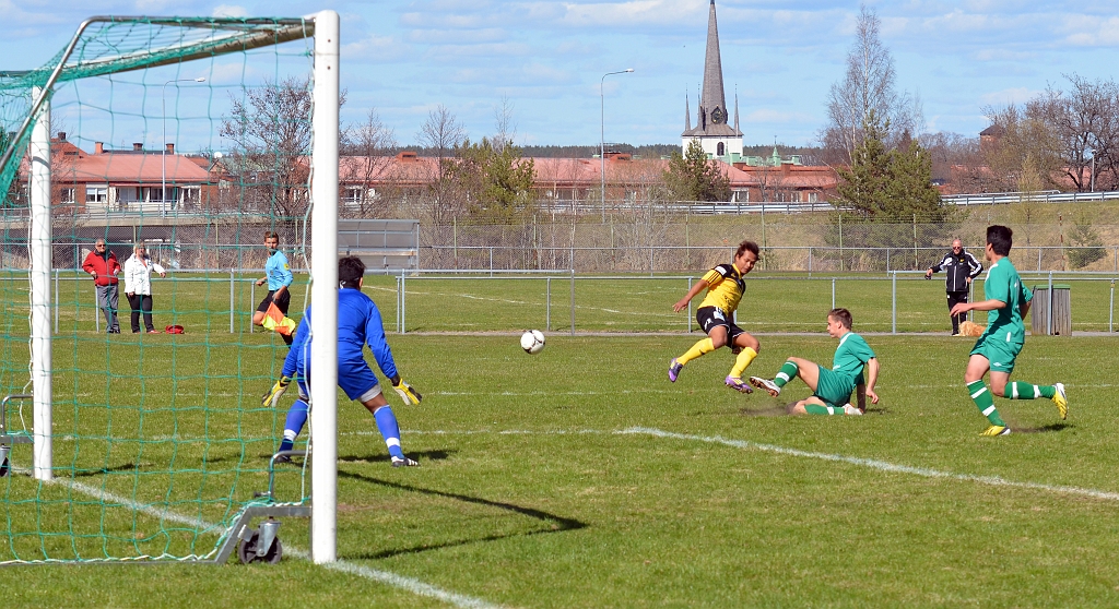 2013_0505_06.JPG - Mack är framme och försöker komma förbi Irstabacken