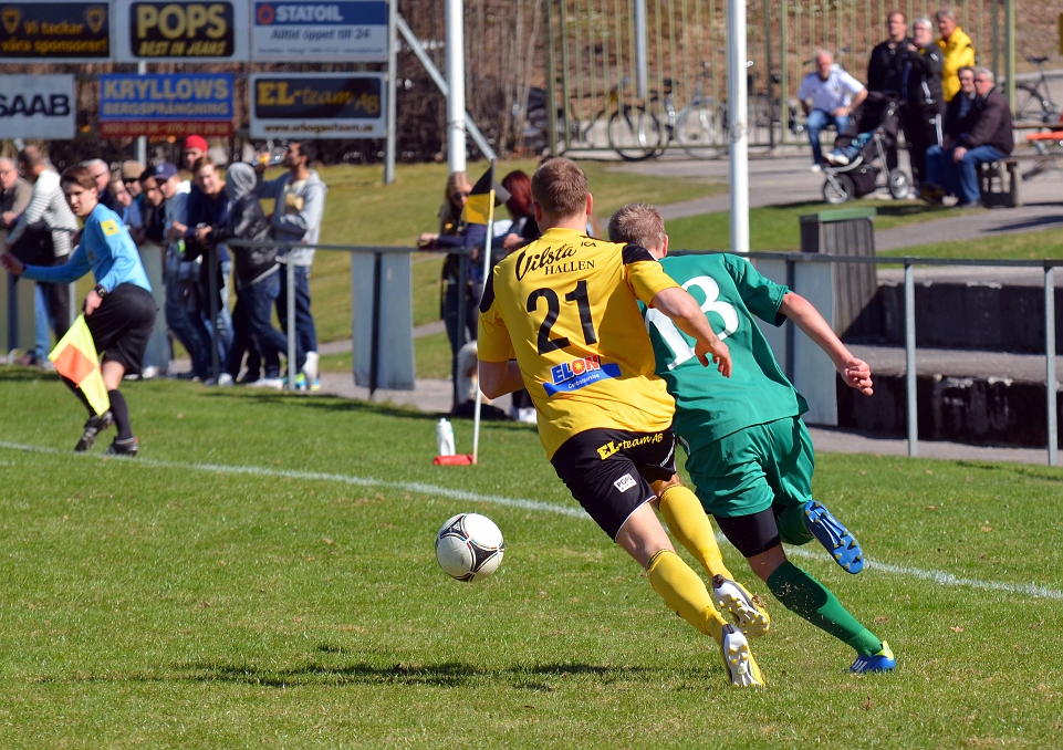 2013_0505_07.JPG - Sebastian Fahlberg jagar efter Irstaspelaren