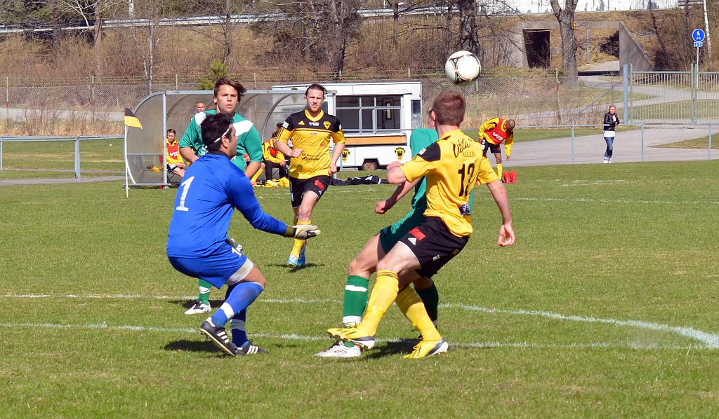2013_0505_08.JPG - Irsta's målvakt går ut tar bollen i "skopan"