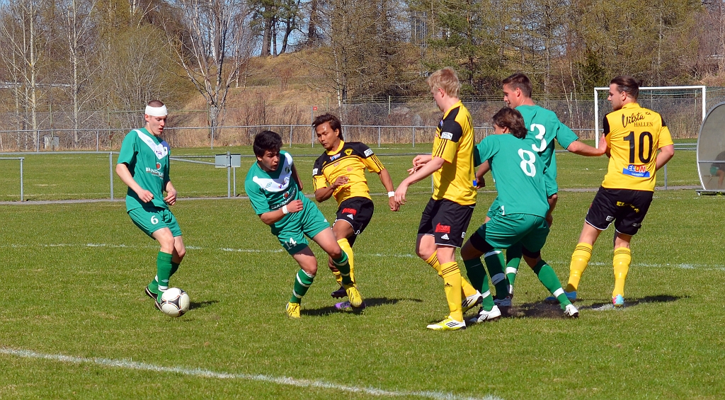 2013_0505_09.JPG - Mack skjuter mot mål men bollen blockeras lite och tappar farten