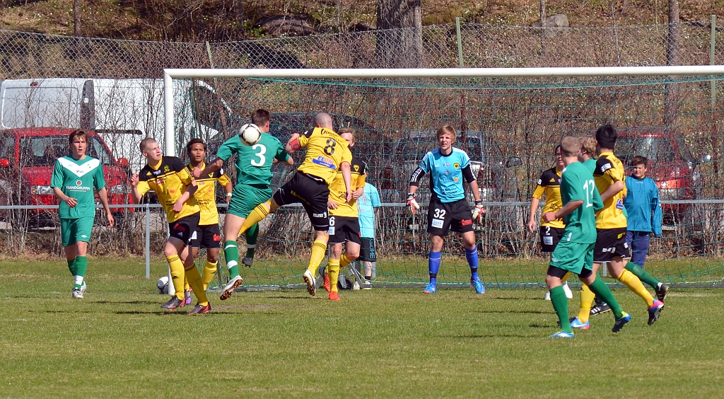 2013_0505_10.JPG - Gustav Gustavsson nickar undan bollen