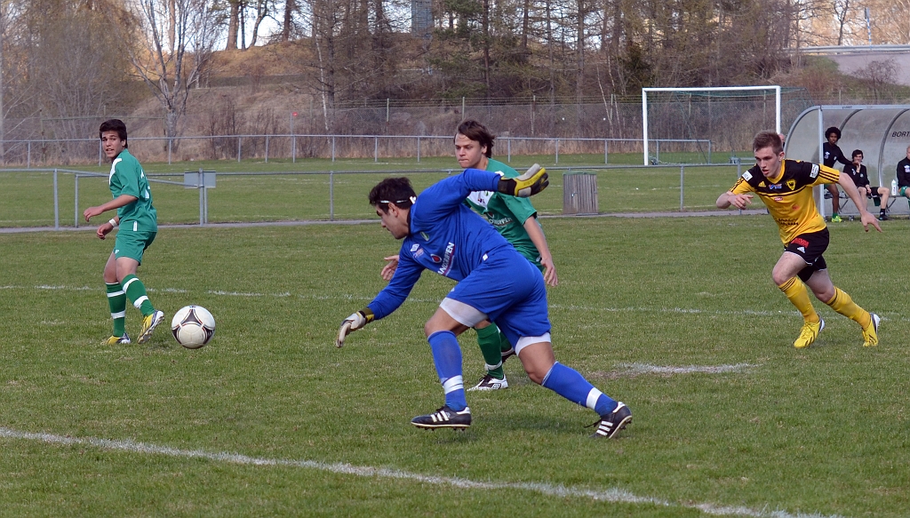 2013_0505_11.JPG - Irsta's målvakt tappar ner bollen men hinner på den innan Brandon Wade kommer fram