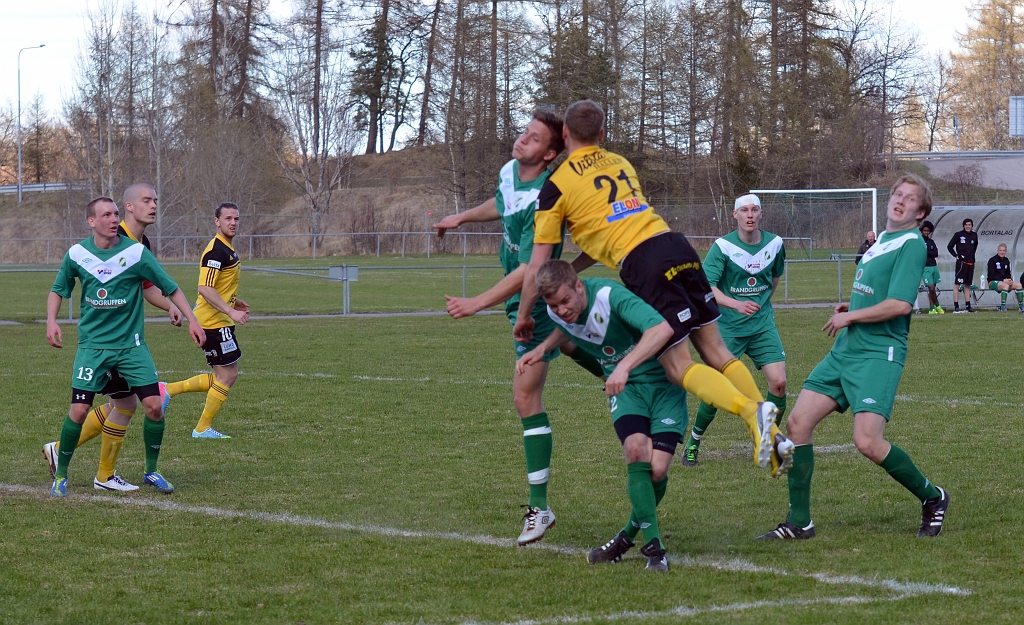 2013_0505_12.JPG - Sebastian Fahlberg i höjdduell med Irstaförsvaret