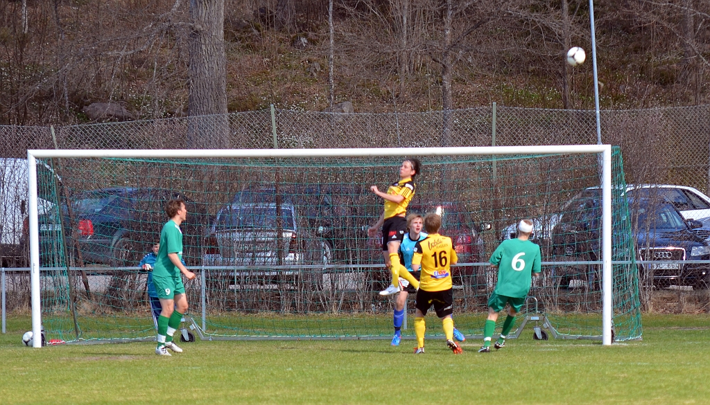 2013_0505_13.JPG - Niklas Fredriksson nickar undan bollen