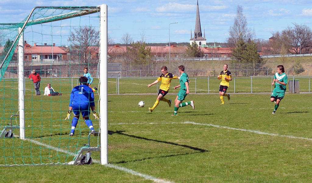 2013_0505_14.JPG - Brandon Wade försöker att komma till avslut