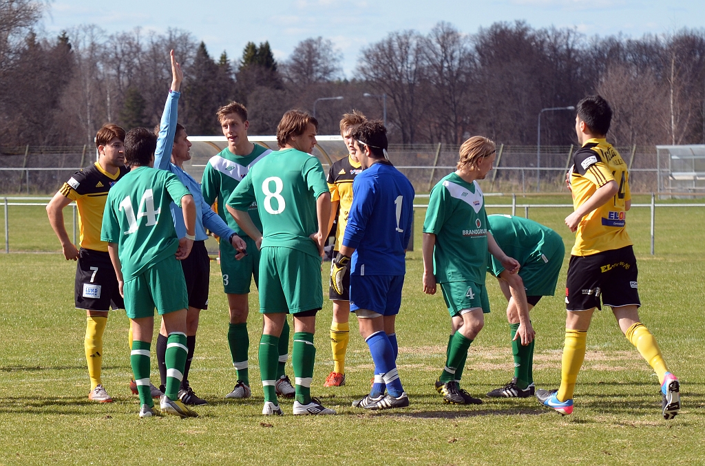 2013_0505_16.JPG - Direkt i öppningen av 2:a halvlek, indirekt frispark för Södra och gult kort på Irsta's målvakt, för att han tagit bollen med händerna på en hemåt passning