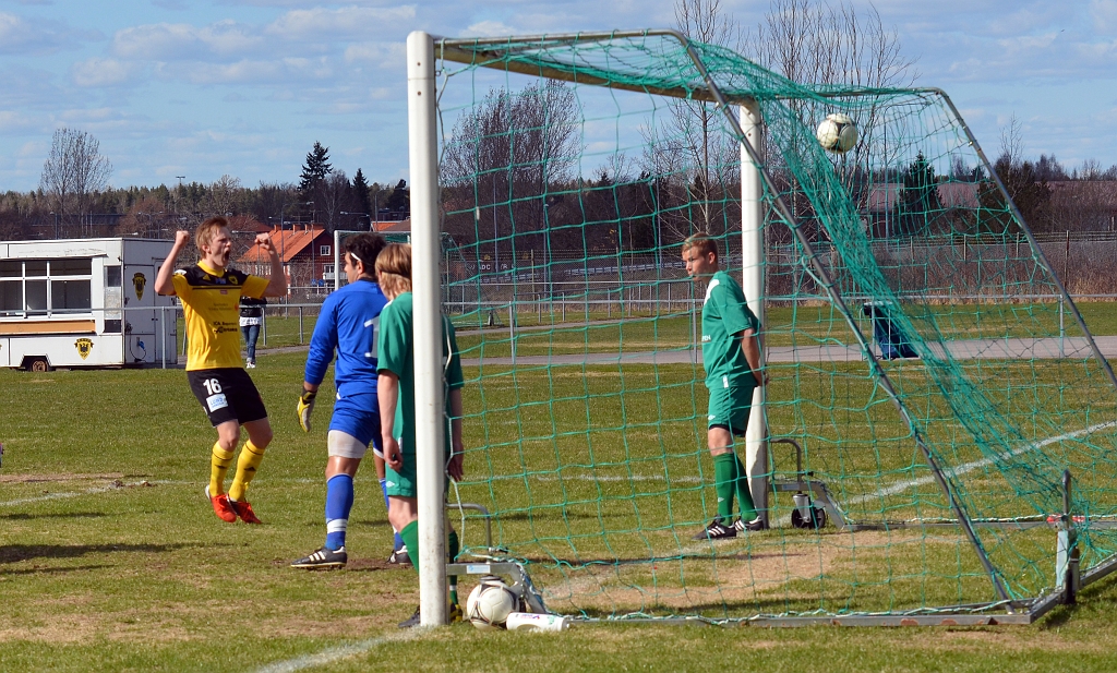 2013_0505_17.JPG - På efterföljande frispark reducerar Södra genom Filip Stjernfeldt till 1-2, Filip Haglind skriker ut sin glädje
